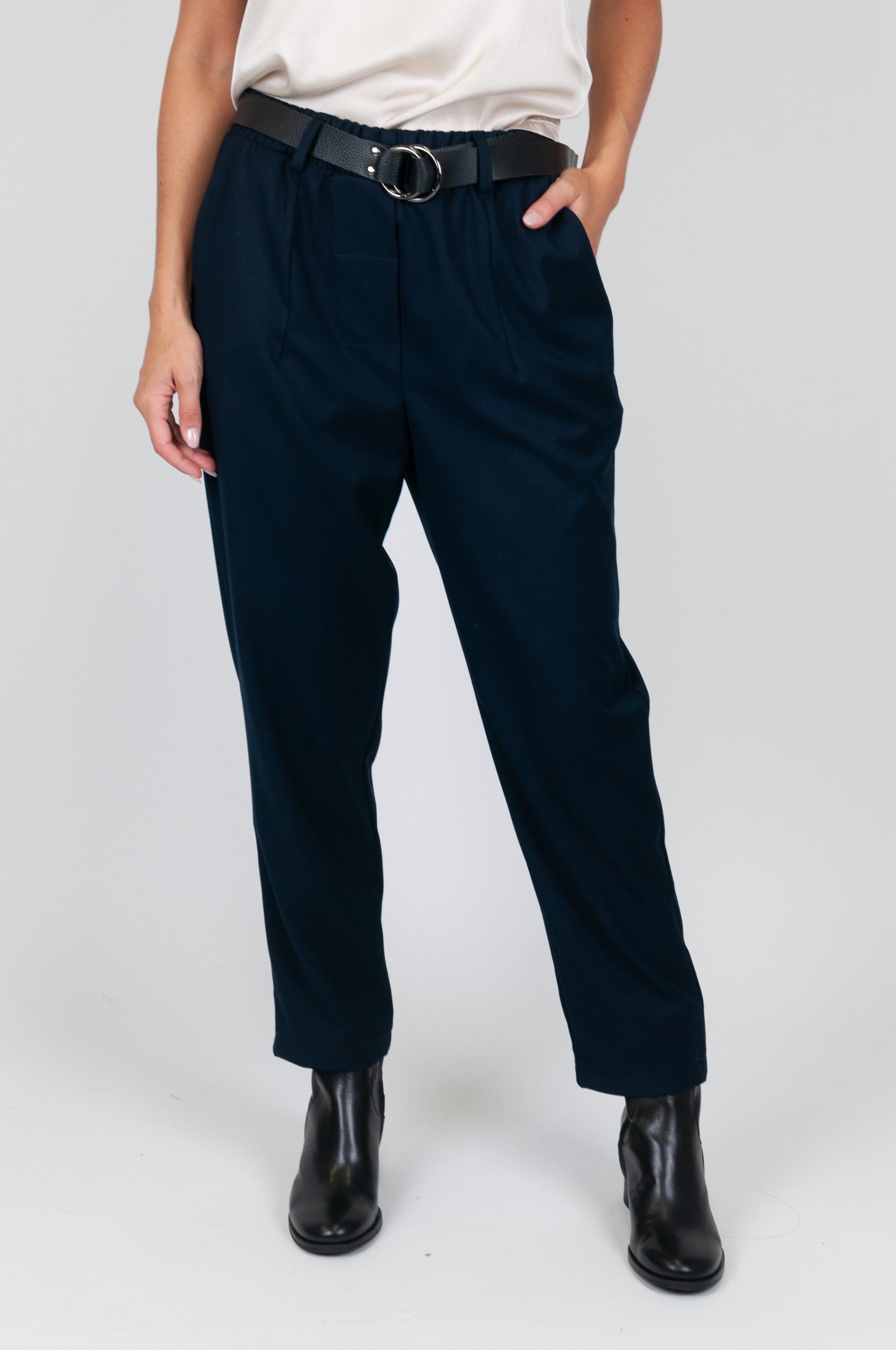 Tension in - Trousers with elastic waist and pleats