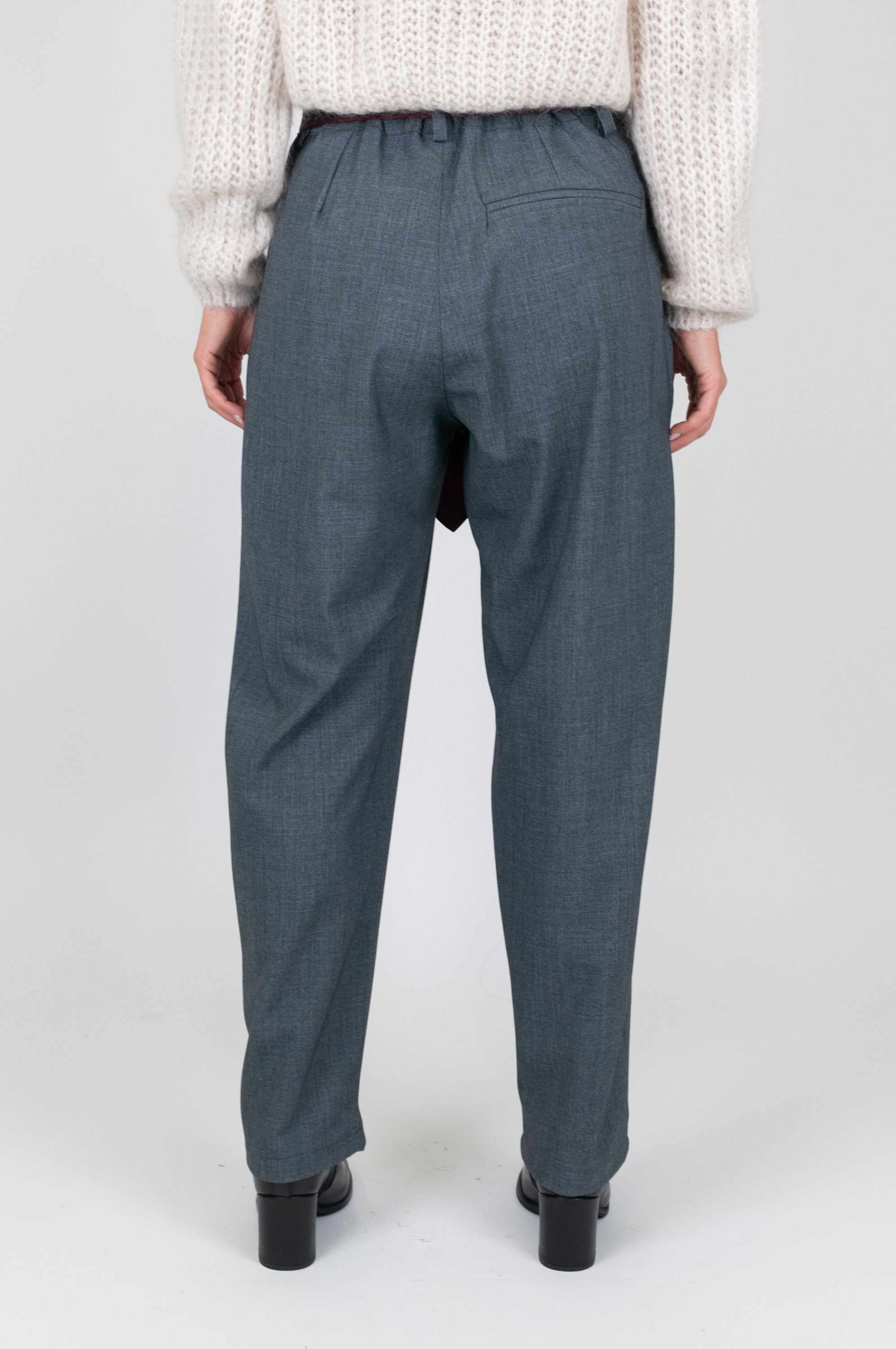 Tension in - Carrot trousers with tie/scarf and pleats