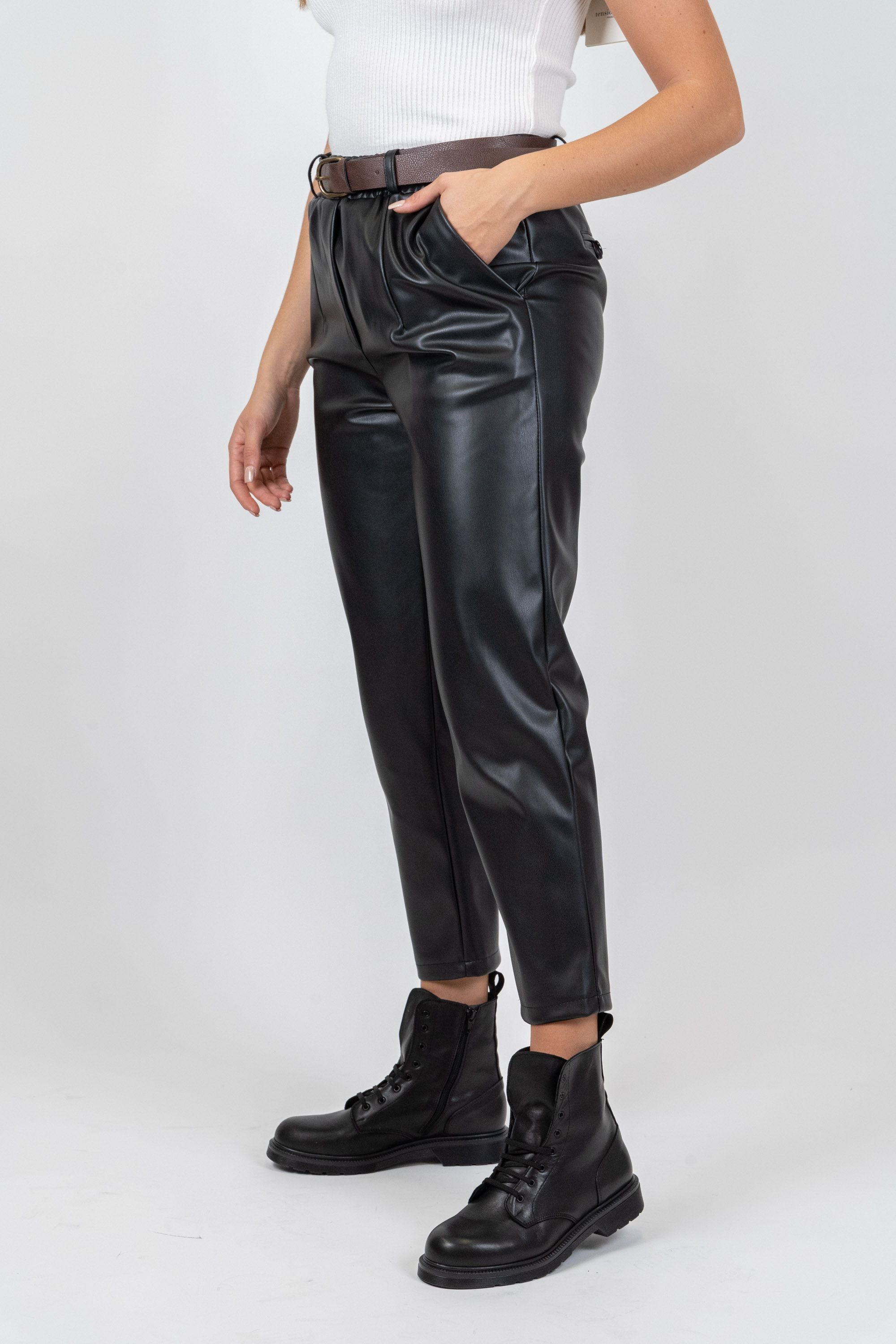 Tension in - Trousers with pleats in shiny eco-leather