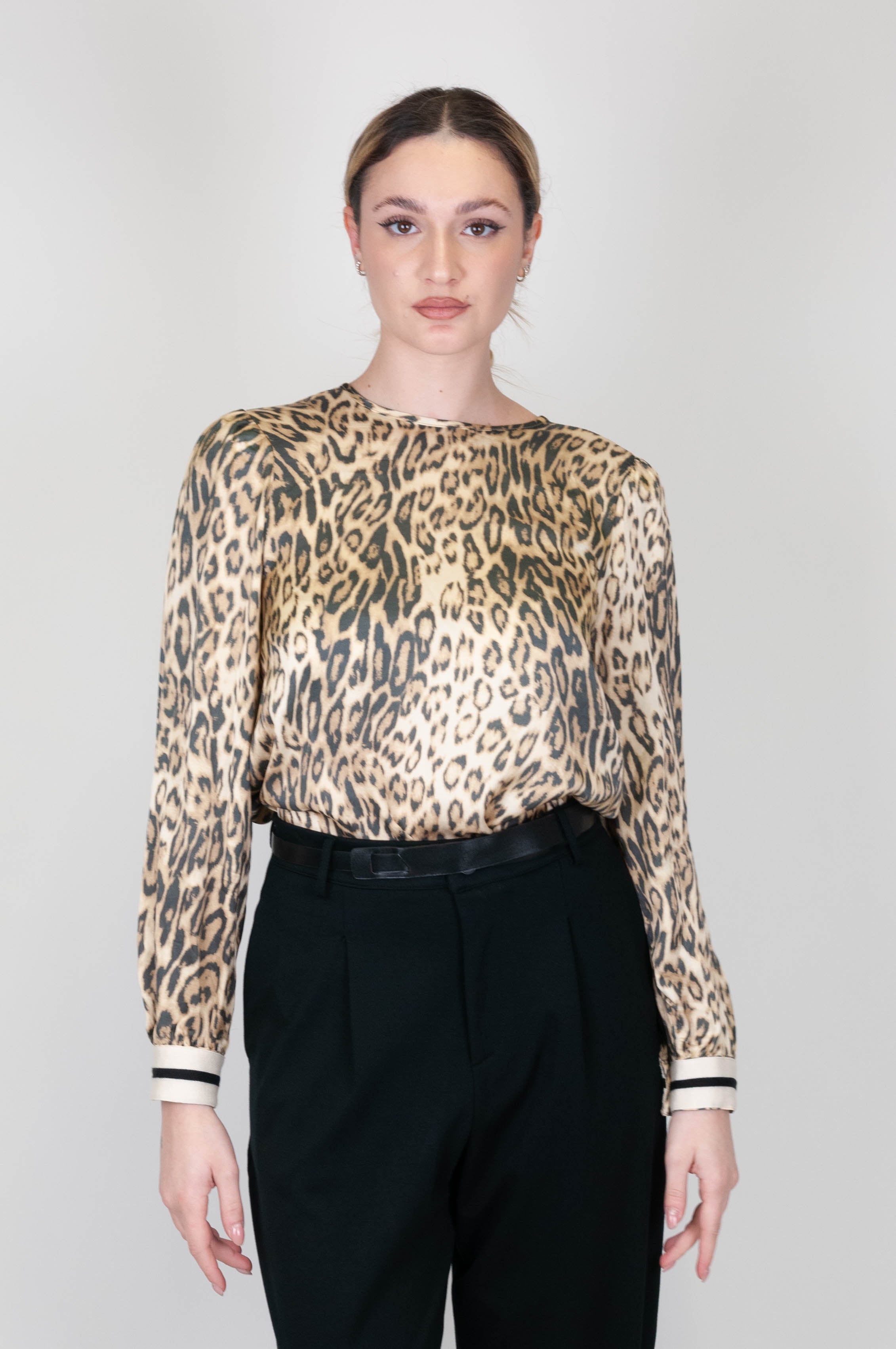 Tenione in - Blusa in viscosa con polsini a contrasto fantasia animalier