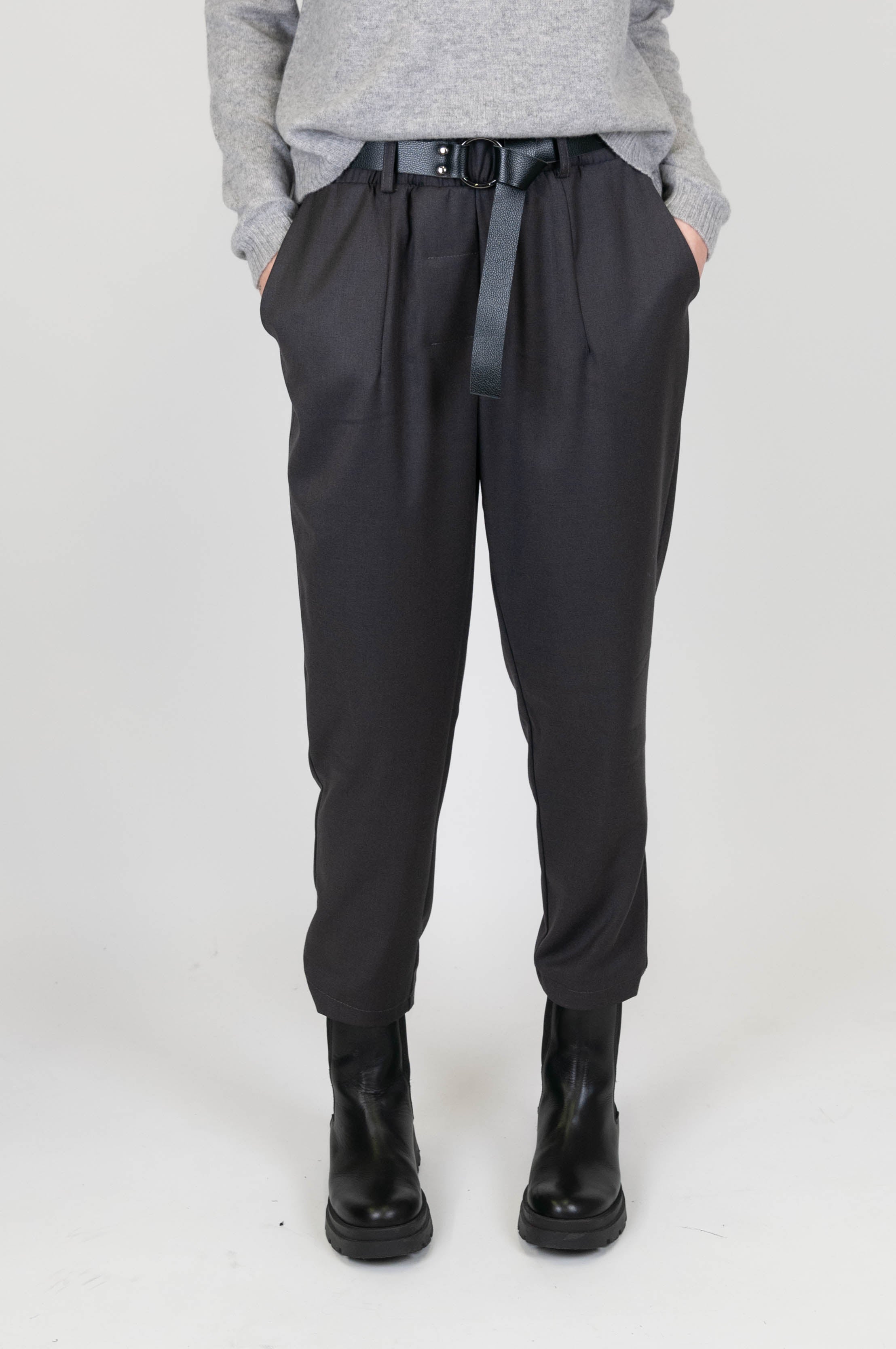 Tension in - Trousers with elastic waist and pleats