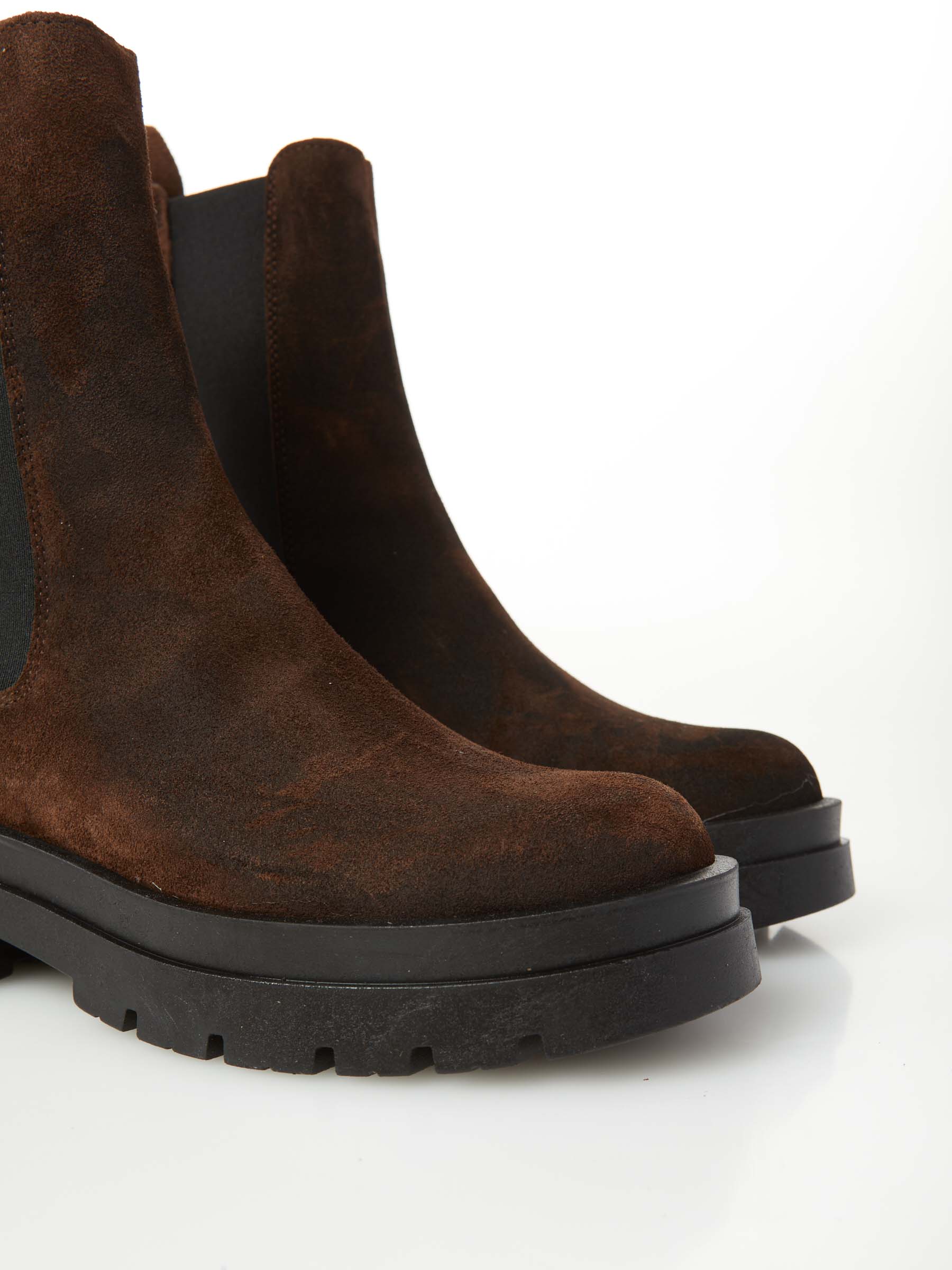 Ovyé - Suede chelsea boot with side elastic bands