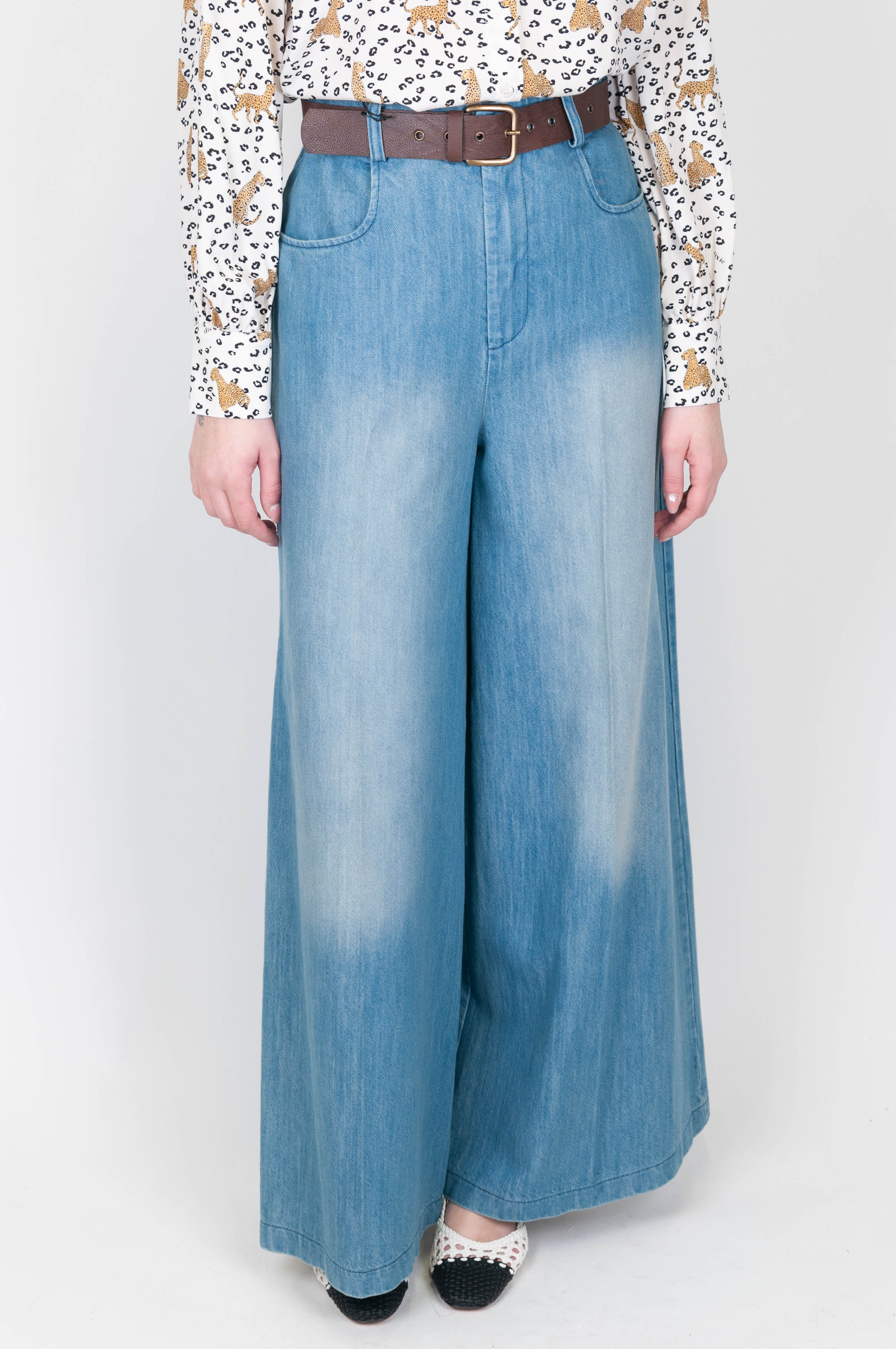 Tensione in - Jeans palazzo con tasconi sul retro