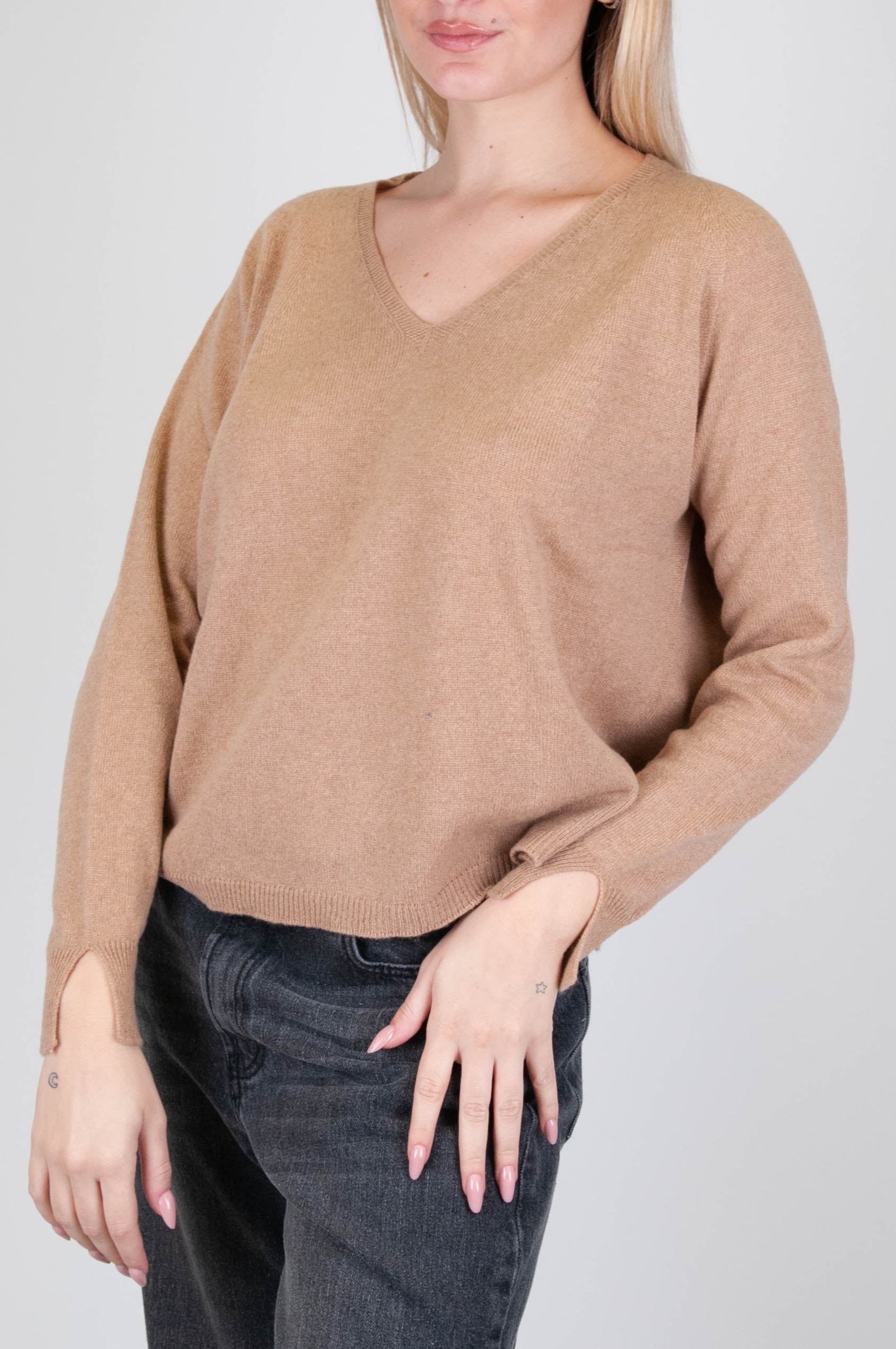 Motel - 100% pure cashmere V-neck sweater with vents on the cuffs