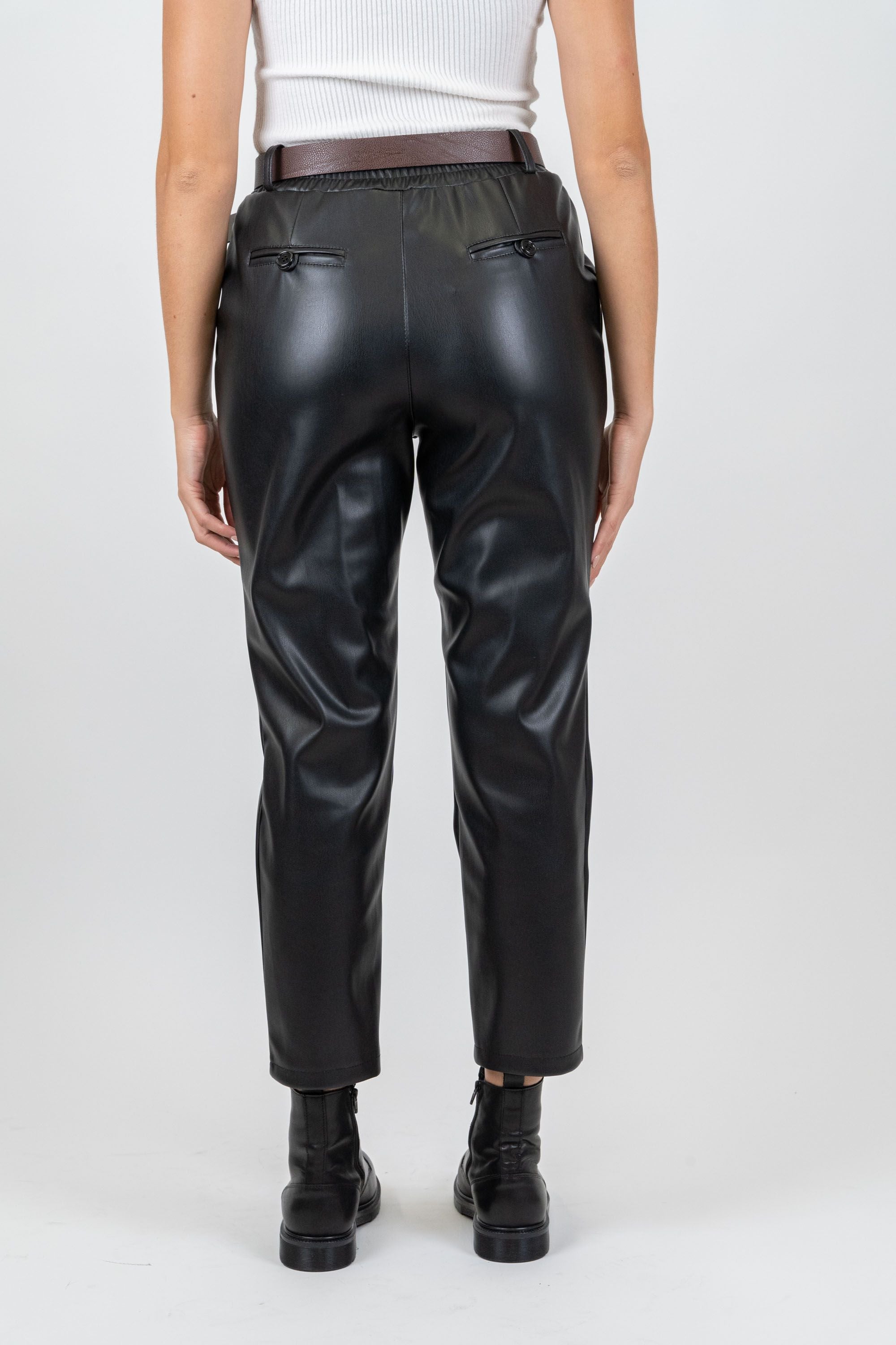 Tension in - Trousers with pleats in shiny eco-leather