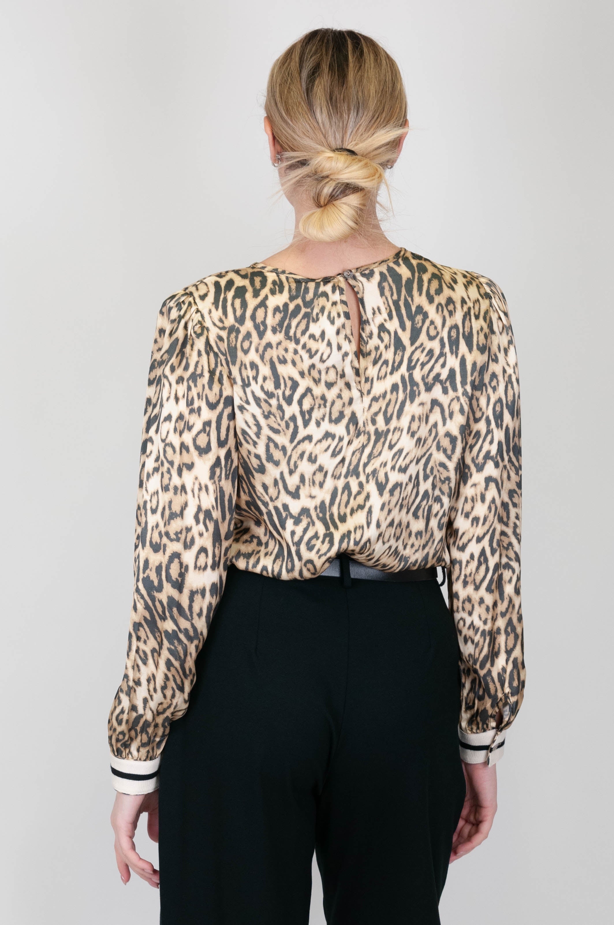 Tenione in - Blusa in viscosa con polsini a contrasto fantasia animalier