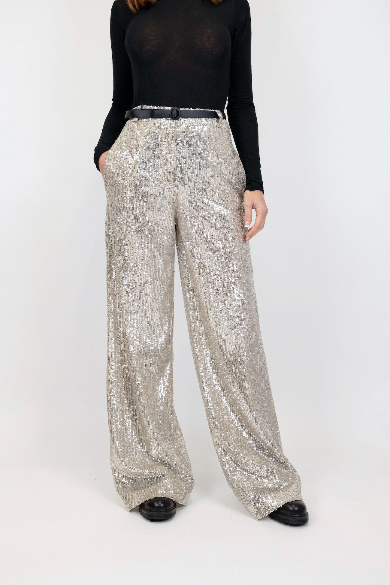 Tensione in - Pantalone palazzo paillettes con cintura in pelle