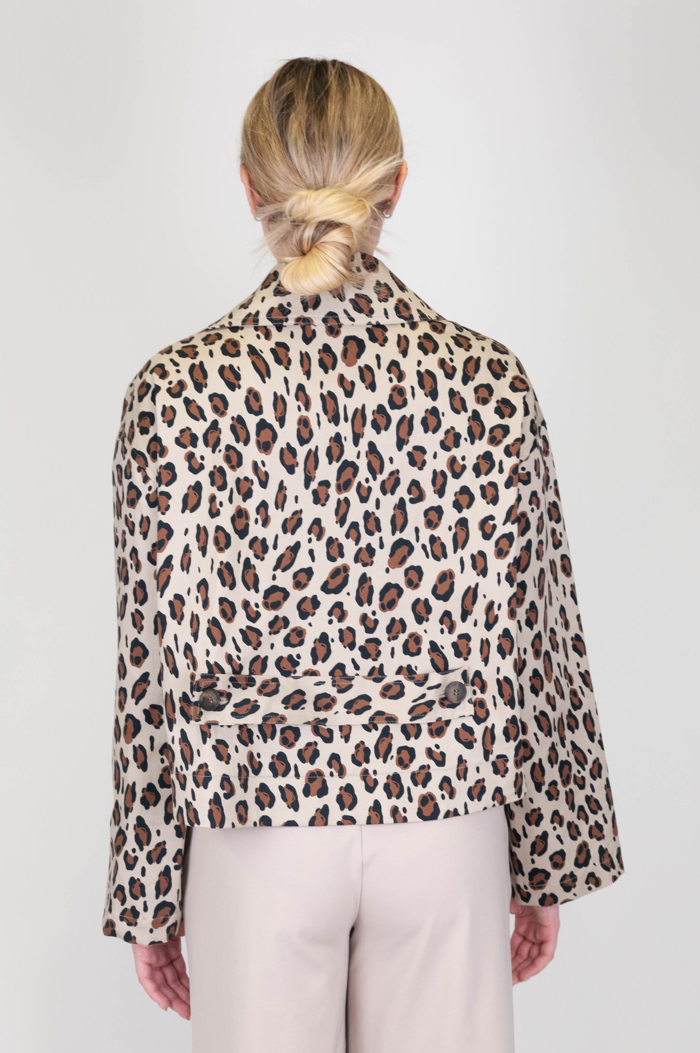 Tensione in - Trench corto con tasche fantasia animalier