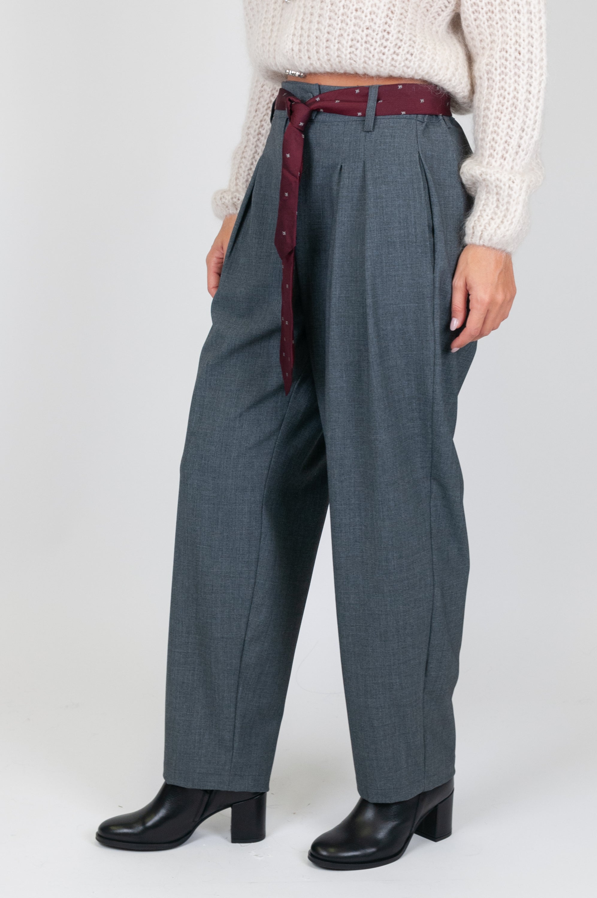 Tension in - Carrot trousers with tie/scarf and pleats