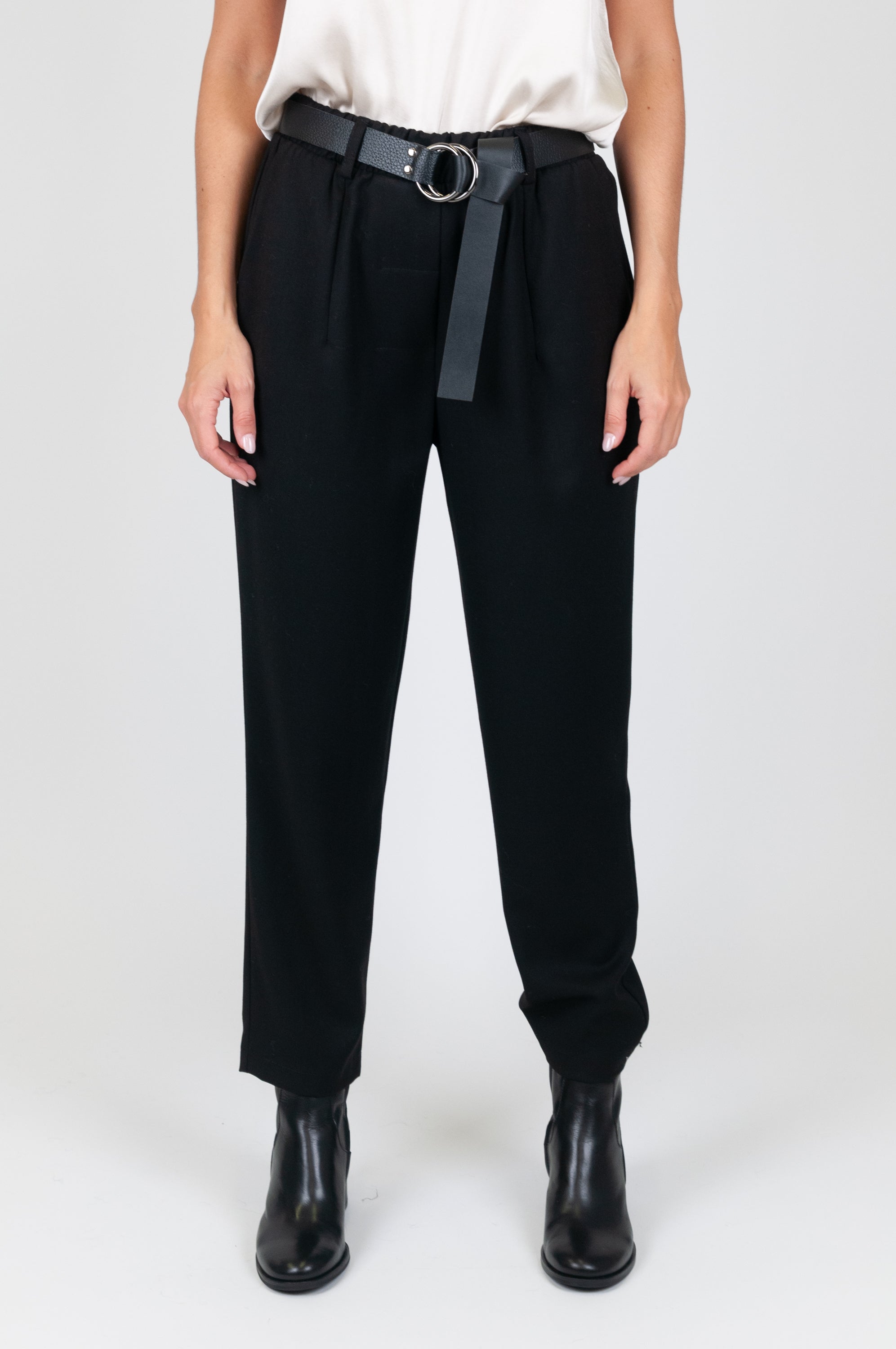 Tension in - Trousers with elastic waist and pleats